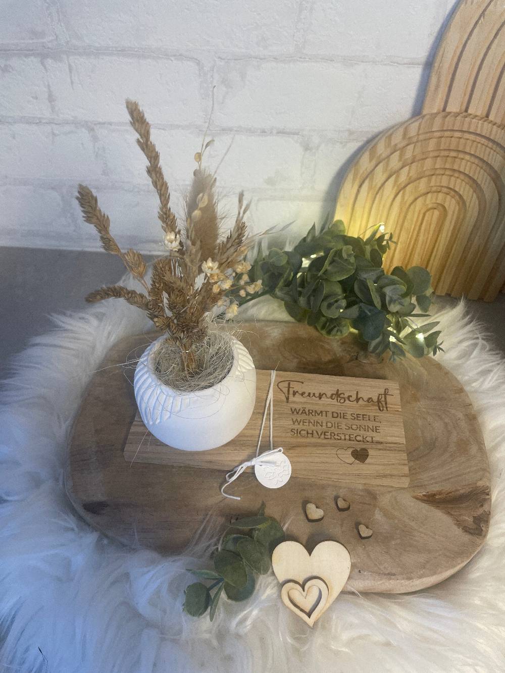 KB Socken Vase mit Trockenblumen auf Holztablett mit Gravur, Geschenk Frau, Geburtstag, Mitbringsel, Geschenke aus Holz Verkauf