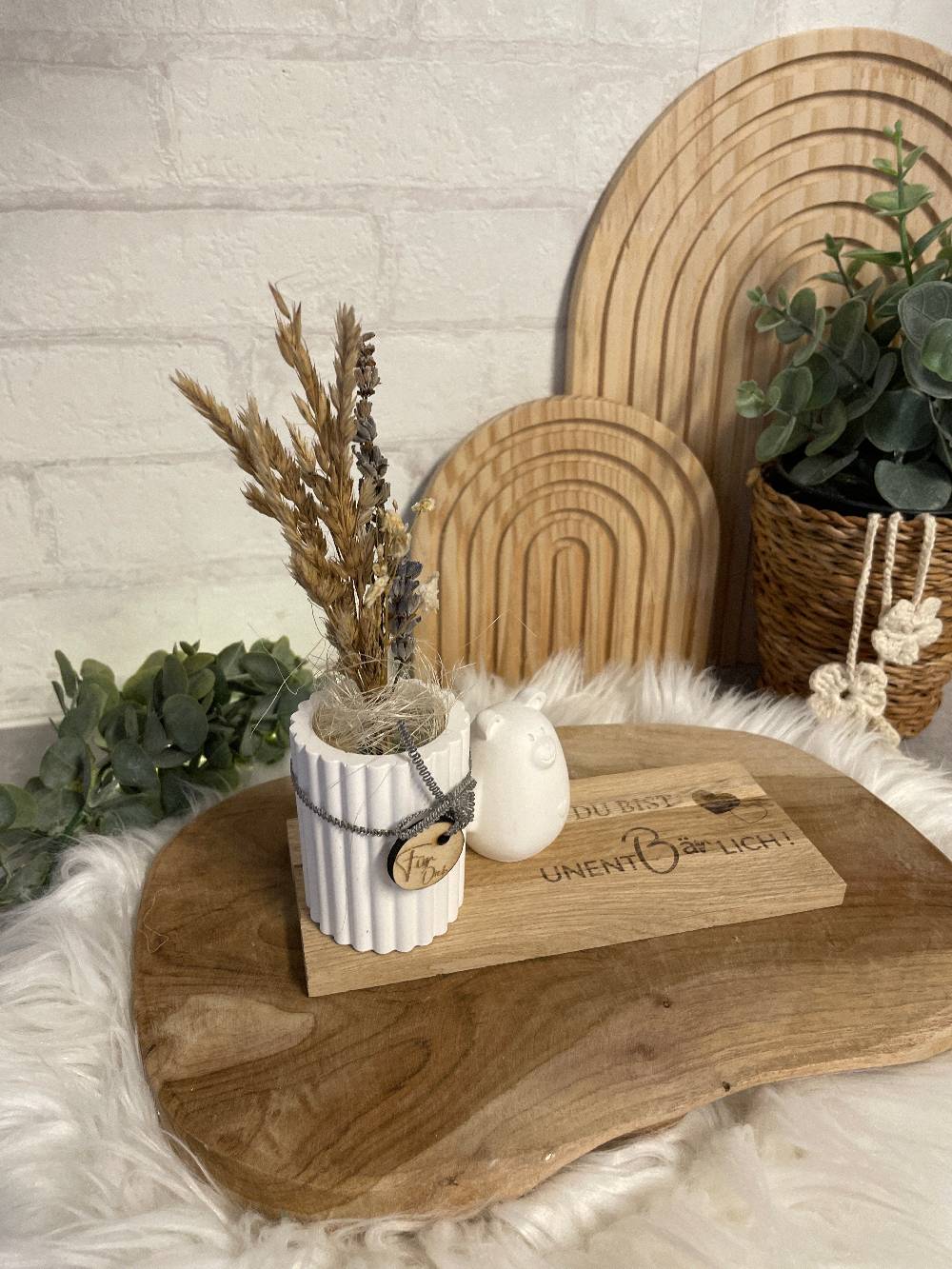 KB Socken Vase mit Bär auf Holztablett, Trockenblumen, Gravur, " Du bist unentbärlich," Geschenk Frau, Mitbringsel, Geschenke aus Holz und Keraflott Begrenztes Angebot