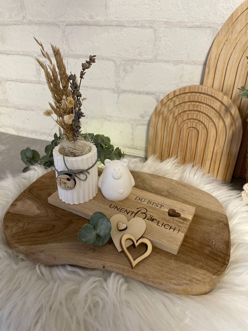KB Socken Vase mit Bär auf Holztablett, Trockenblumen, Gravur, " Du bist unentbärlich," Geschenk Frau, Mitbringsel, Geschenke aus Holz und Keraflott Begrenztes Angebot