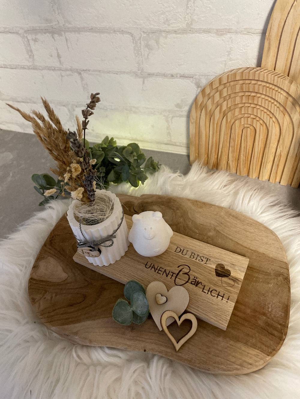 KB Socken Vase mit Bär auf Holztablett, Trockenblumen, Gravur, " Du bist unentbärlich," Geschenk Frau, Mitbringsel, Geschenke aus Holz und Keraflott Begrenztes Angebot