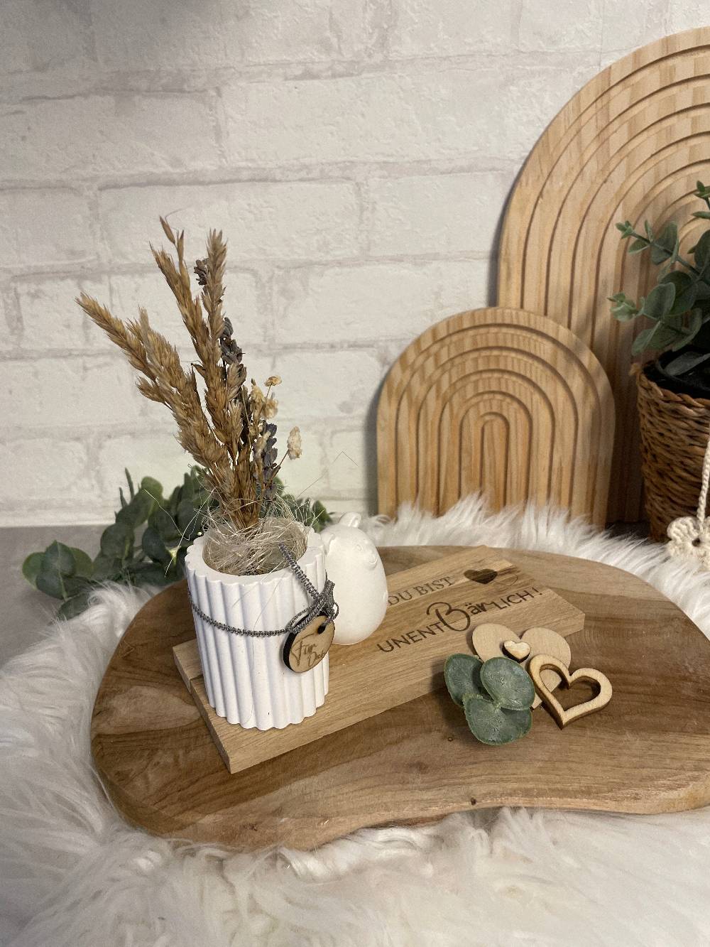 KB Socken Vase mit Bär auf Holztablett, Trockenblumen, Gravur, " Du bist unentbärlich," Geschenk Frau, Mitbringsel, Geschenke aus Holz und Keraflott Begrenztes Angebot