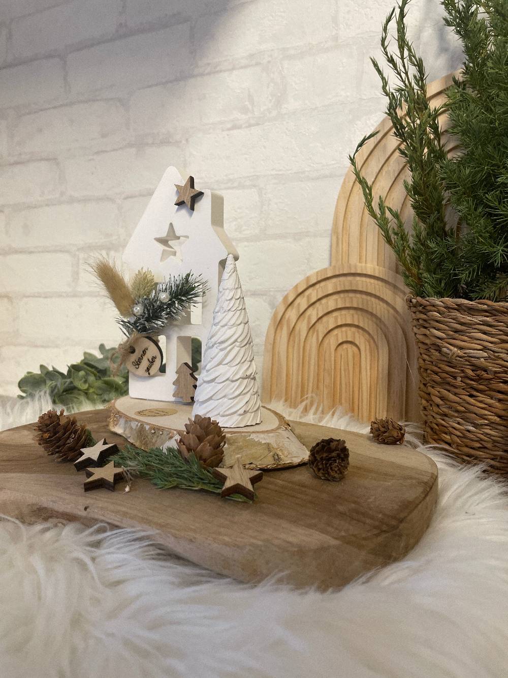 KB Socken Häuschen Deko auf Birkenholzscheibe , Weihnachtsdeko, Advent Deko, Deko Wohnzimmer, Keraflott Deko Weihnachtshaus, Tisch Deko Advent Exklusivangebot