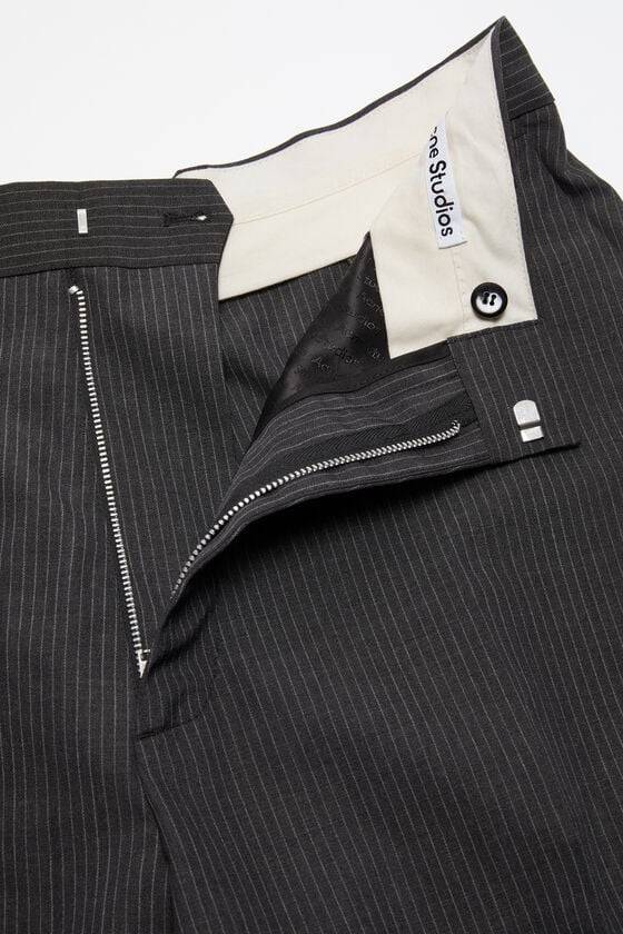 Acne Studios Figurnahe Hose Kauf eins, bekomm eins gratis