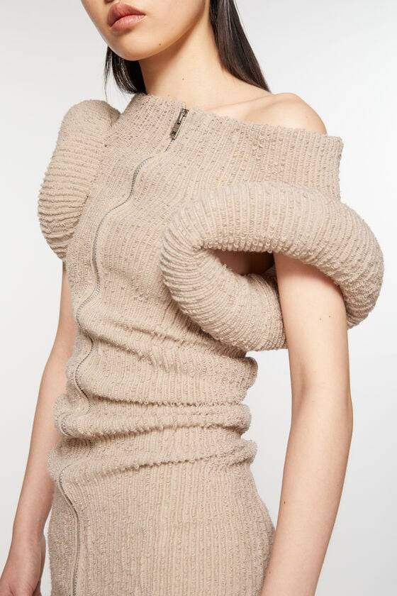 Acne Studios Asymmetric knit dress Laufsteg-Show Blitzangebot