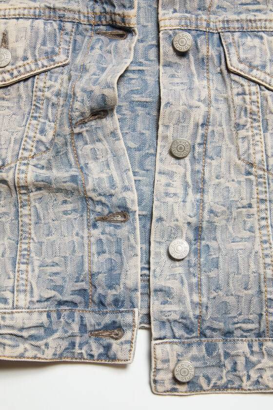 Acne Studios Jeansjacke mit Monogramm – Taillierte Passform Vatertagsangebot
