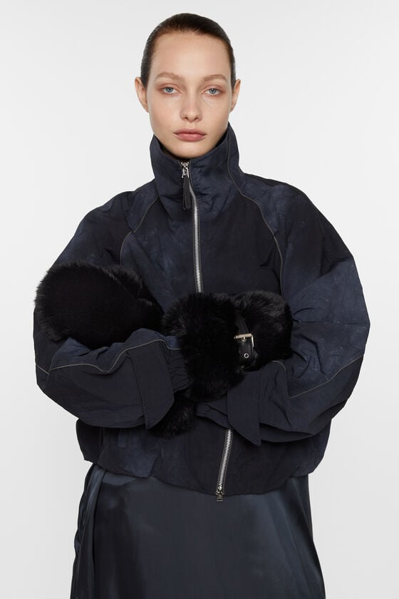 Acne Studios Flauschige Fäustlinge mit Schnalle Begrenzt auf 3 Tage