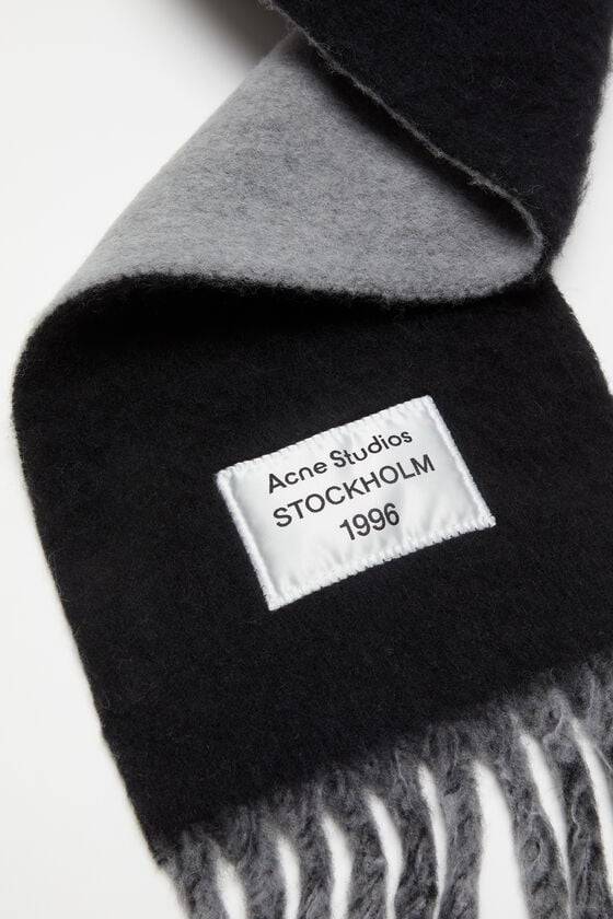 Acne Studios Fransen-Schal mit Logo Auslauf