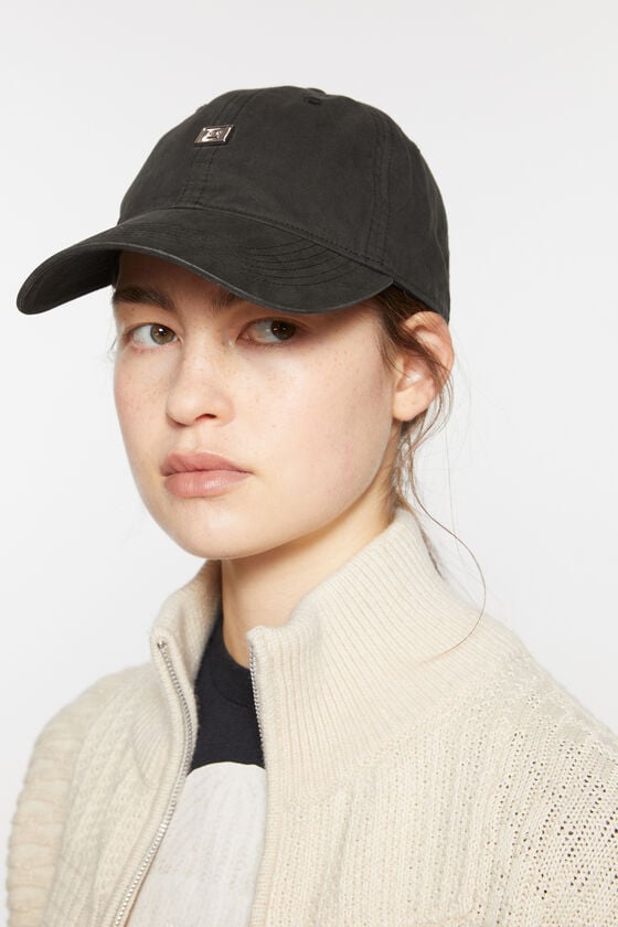 Acne Studios Kappe mit aufgesetztem Face-Aufnäher aus Metall Saisonschlussverkauf