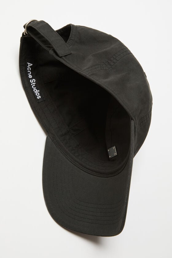 Acne Studios Kappe mit aufgesetztem Face-Aufnäher aus Metall Saisonschlussverkauf