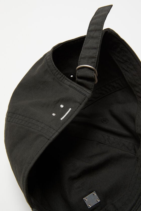 Acne Studios Kappe mit aufgesetztem Face-Aufnäher aus Metall Saisonschlussverkauf