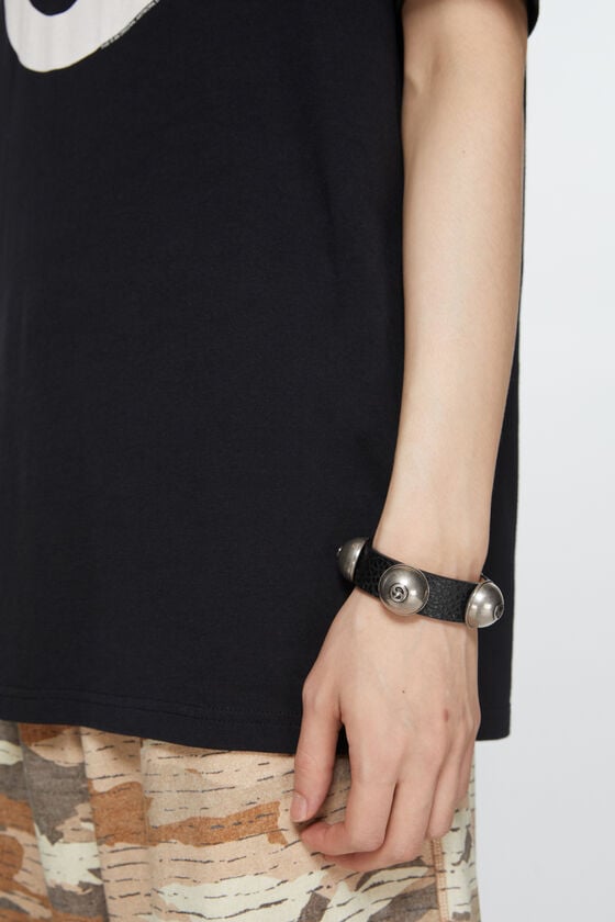 Acne Studios Nietenarmband aus Leder Jubiläumsangebot