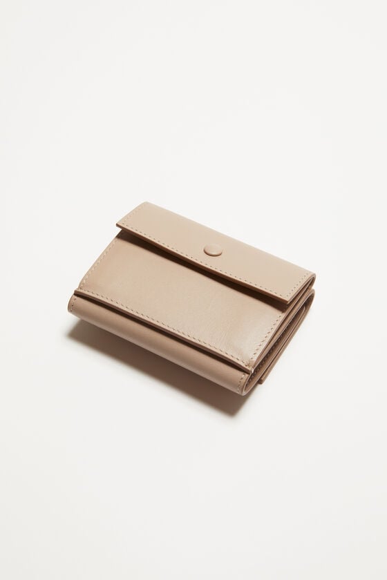 Acne Studios Dreifach-Geldbörse aus Leder Saisonale Angebote