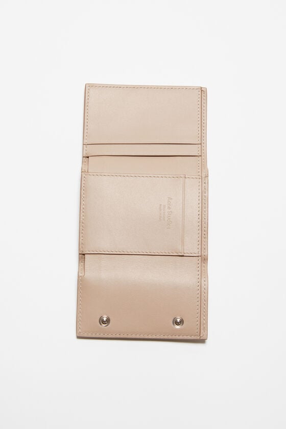 Acne Studios Dreifach-Geldbörse aus Leder Saisonale Angebote