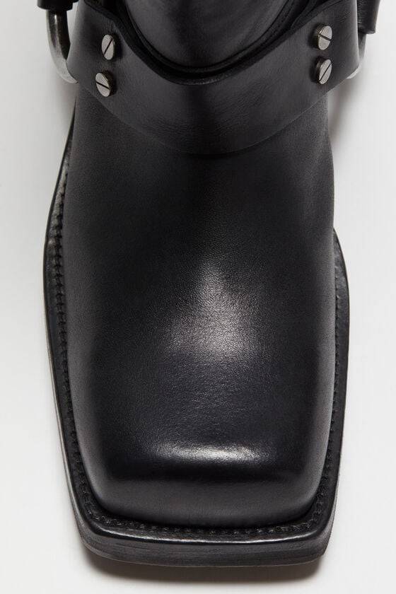 Acne Studios Lederstiefel mit Schnalle Kauf eins, bekomm eins gratis