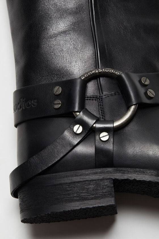Acne Studios Lederstiefel mit Schnalle Kauf eins, bekomm eins gratis