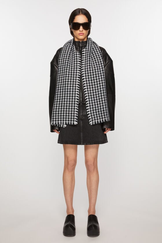 Acne Studios Schal mit Hahnentrittmuster Wochenangebot