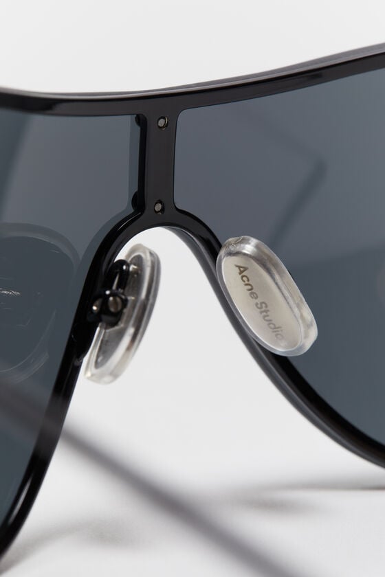 Acne Studios Sonnenbrille mit Metallrahmen Runway-Show Bis zu 60% Rabatt