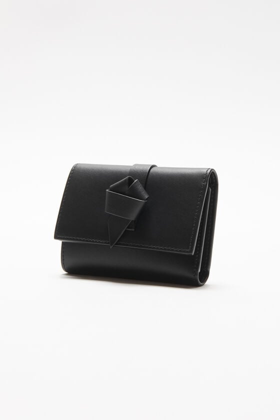 Acne Studios Gefaltete Musubi-Geldbörse Bis zu 55% Rabatt
