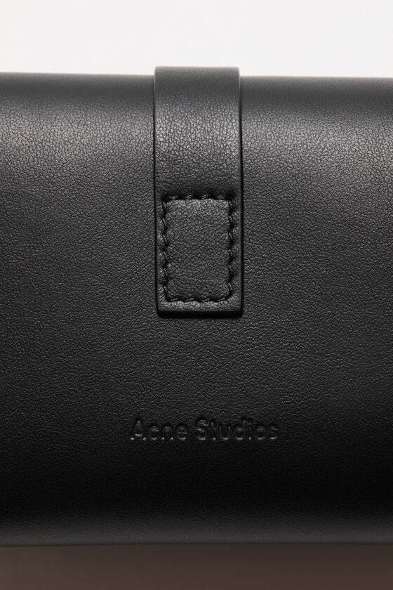 Acne Studios Gefaltete Musubi-Geldbörse Bis zu 55% Rabatt