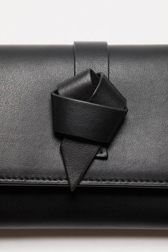 Acne Studios Gefaltete Musubi-Geldbörse Bis zu 55% Rabatt