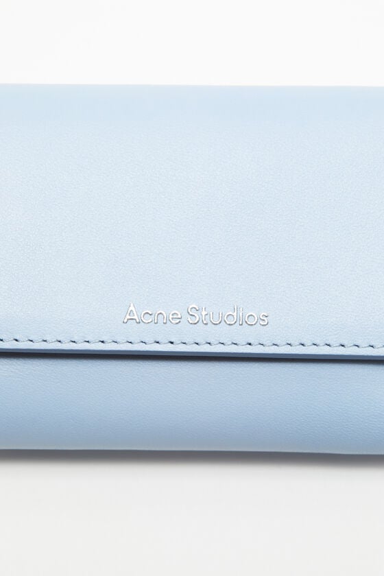 Acne Studios Dreifach-Geldbörse aus Leder Lagerräumung