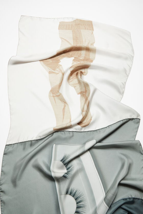 Acne Studios Seidenschal mit Print von Katerina Jebb Laufsteg-Show Verkauf