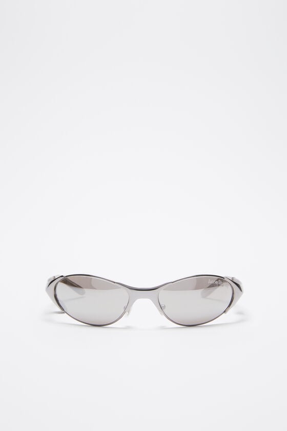 Acne Studios Sonnenbrille mit Metallrahmen und Anhänger Laufsteg-Show
