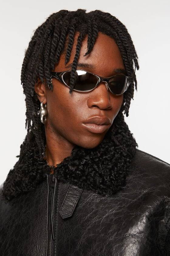 Acne Studios Sonnenbrille mit Metallrahmen und Anhänger Laufsteg-Show Vatertagsangebot