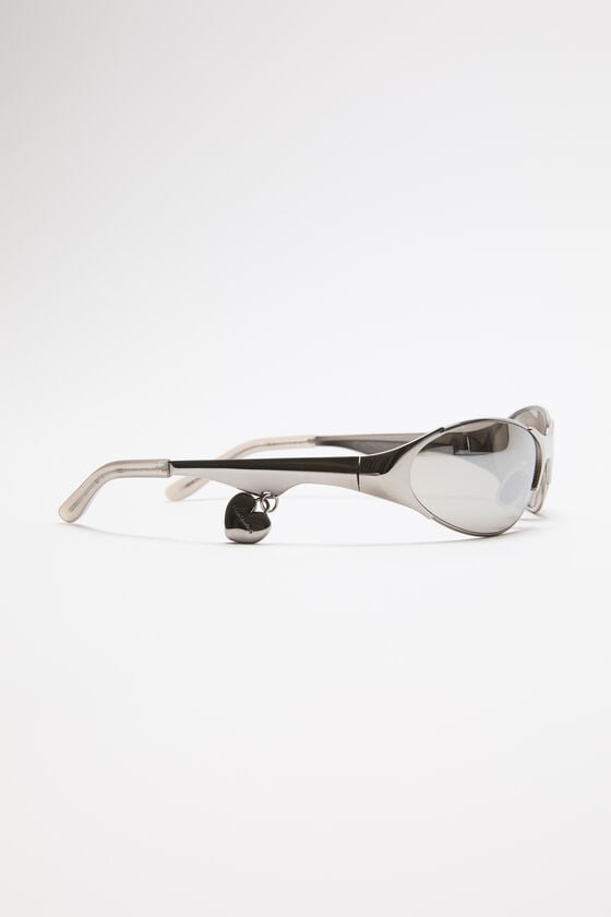 Acne Studios Sonnenbrille mit Metallrahmen und Anhänger Laufsteg-Show Vatertagsangebot