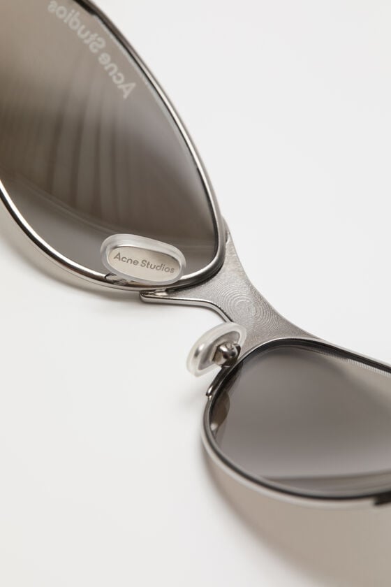 Acne Studios Sonnenbrille mit Metallrahmen und Anhänger Laufsteg-Show Vatertagsangebot