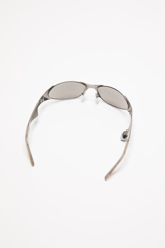Acne Studios Sonnenbrille mit Metallrahmen und Anhänger Laufsteg-Show Vatertagsangebot