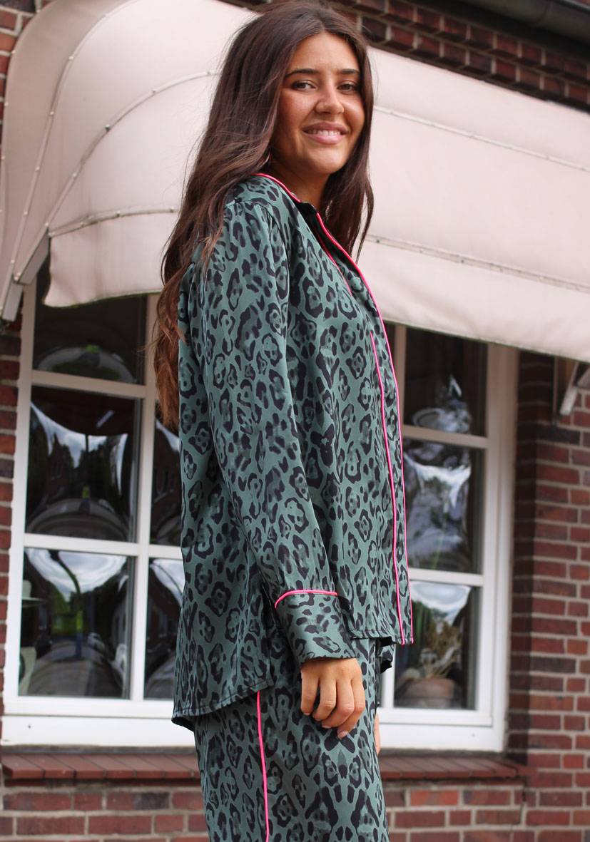 Miss Goodlife Bluse Leo Love – green Räumungsverkauf