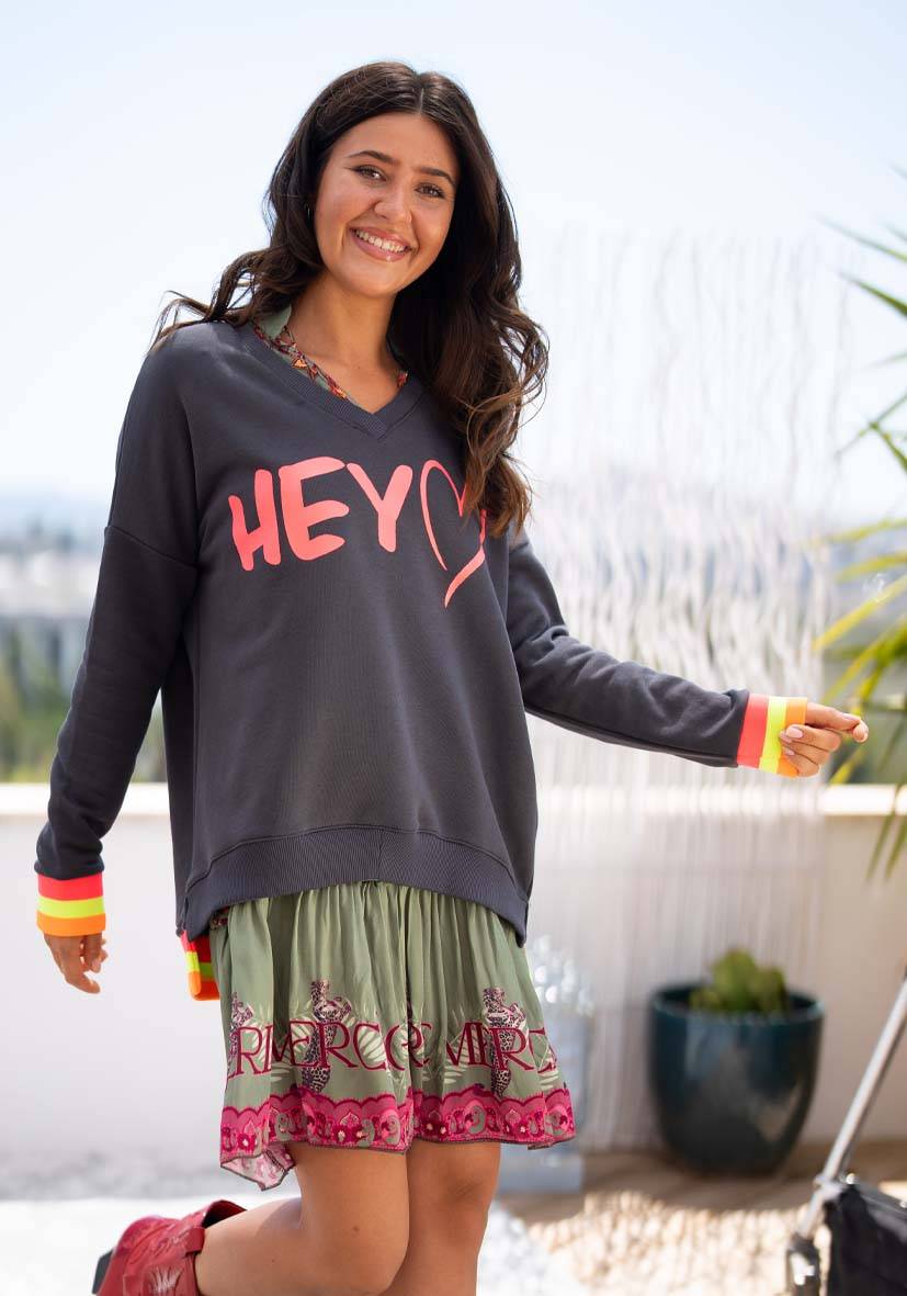 Miss Goodlife V-Neck Hey! – anthracite Heißer Verkauf