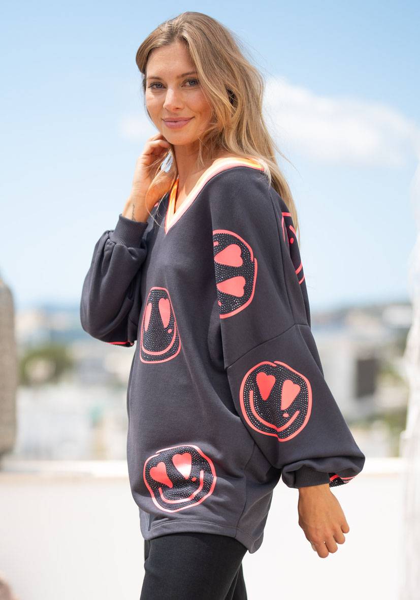 Miss Goodlife V-Neck Heartface Allover Strass – anthracite Begrenzt auf 3 Tage