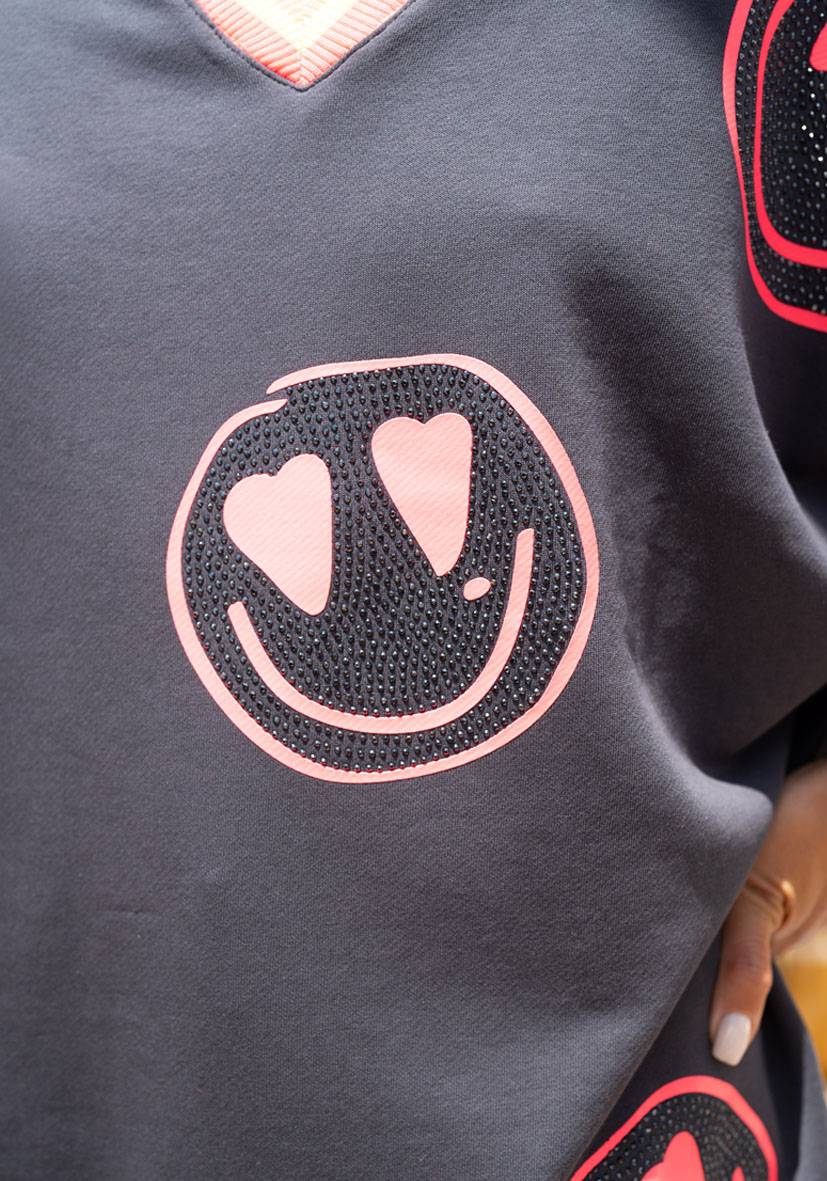 Miss Goodlife V-Neck Heartface Allover Strass – anthracite Begrenzt auf 3 Tage