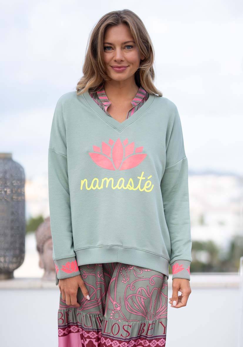 Miss Goodlife V-Neck Namasté – almond