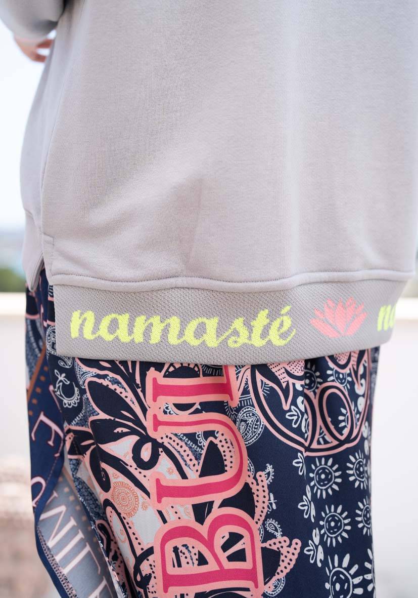Miss Goodlife V-Neck Namasté Strass – grey zollfrei