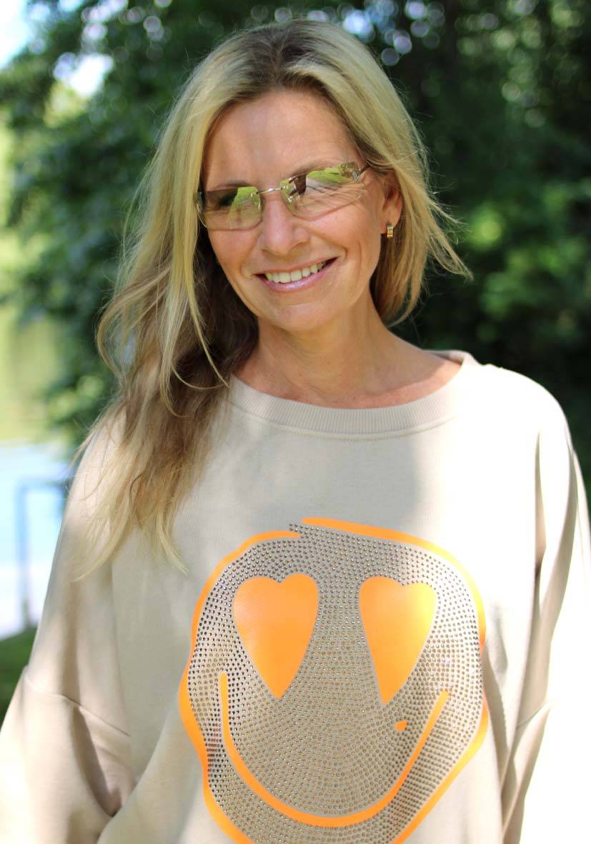 Miss Goodlife Roundneck Famous Heartface Strass – sand Osterangebot