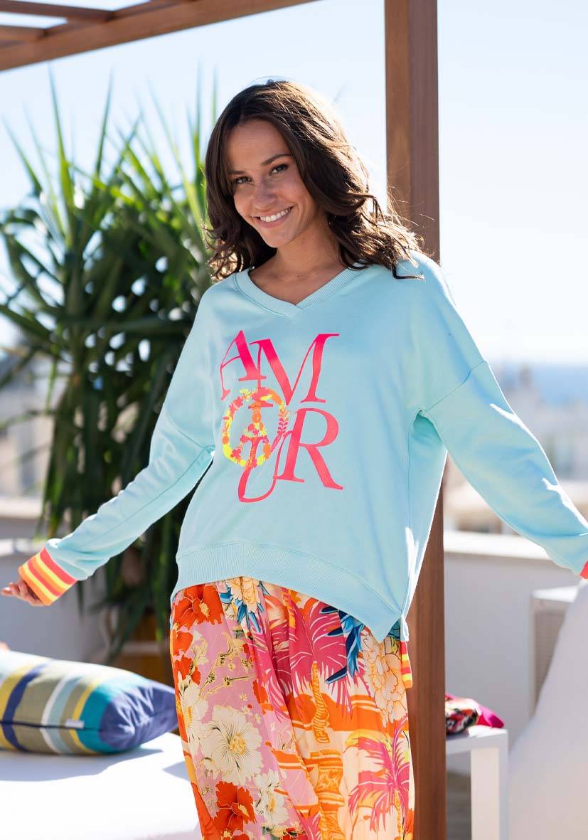 Miss Goodlife V-Neck Amour Peace – lightblue/neonpink zollfrei