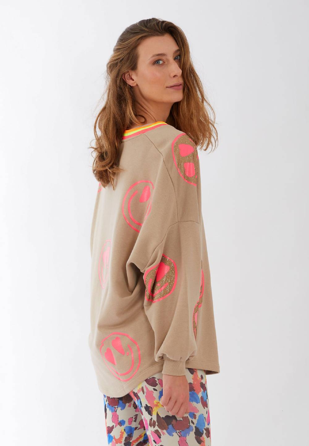 Miss Goodlife V-Neck Heartface Strass – sand Meist gekauft