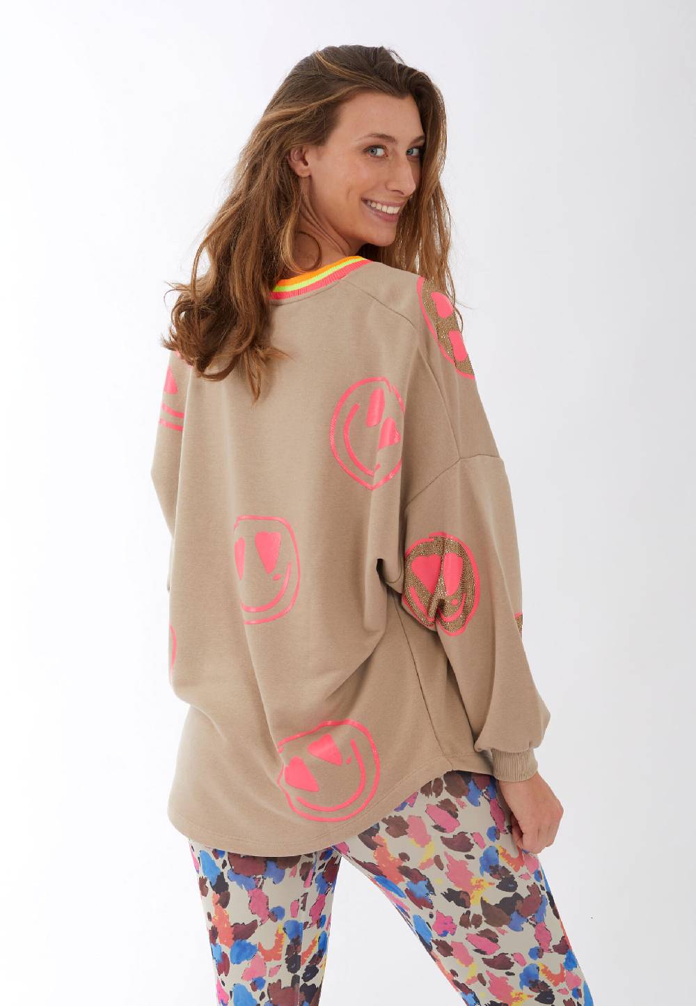 Miss Goodlife V-Neck Heartface Strass – sand Meist gekauft