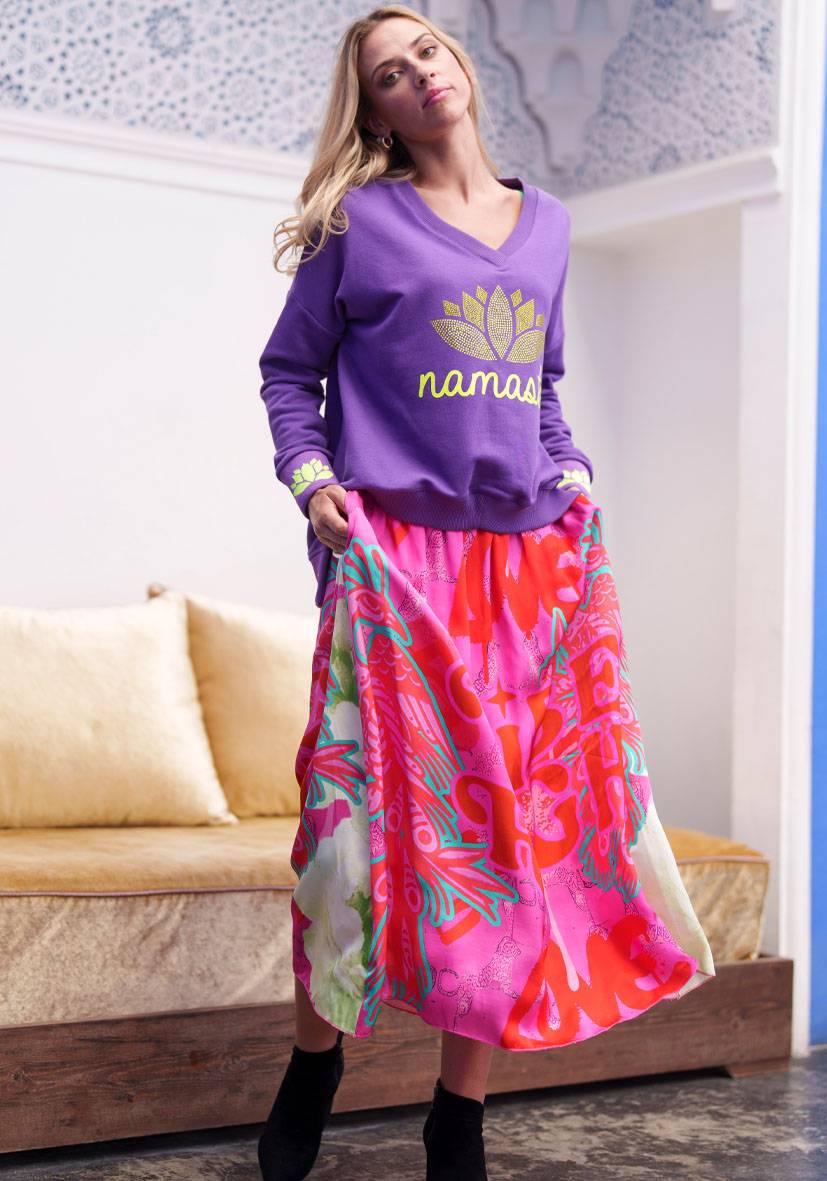 Miss Goodlife V-Neck Namasté mit Strass – lilac/neonyellow Fabrikpreis