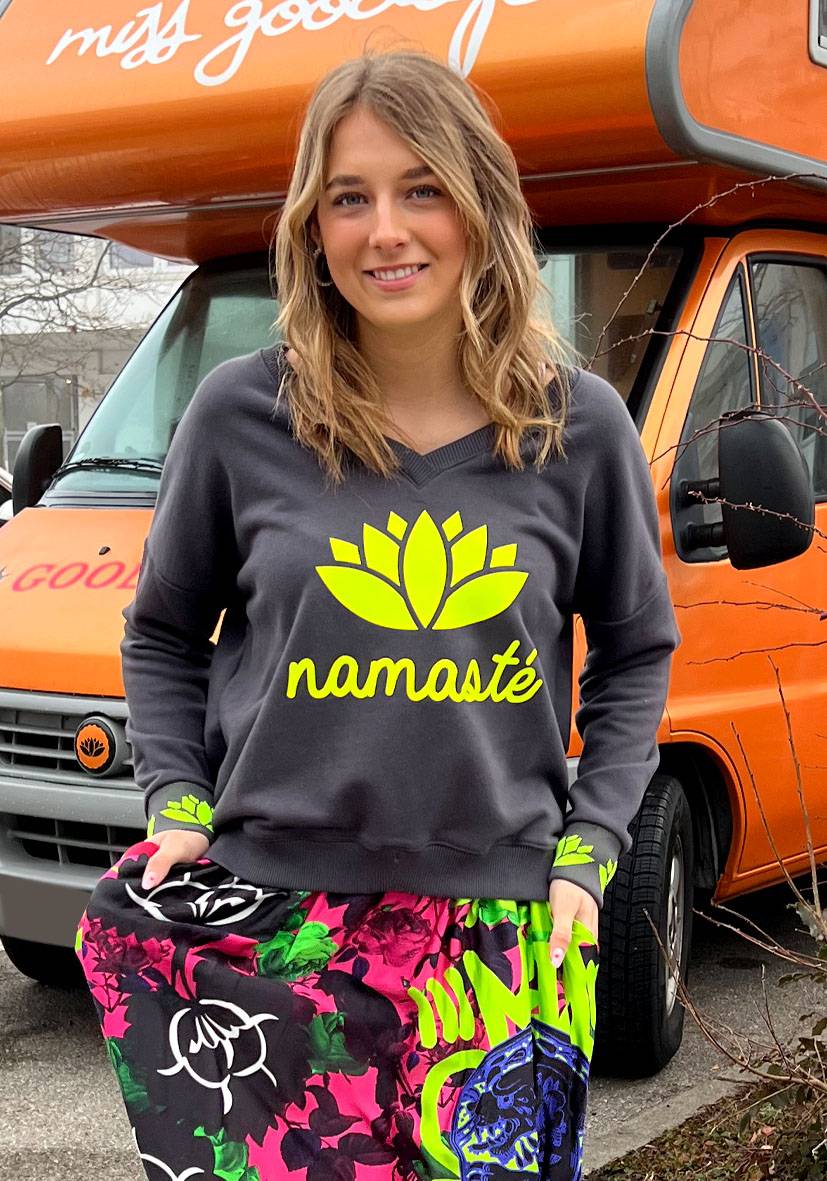 Miss Goodlife V-Neck Namasté – anthracite/neonyellow