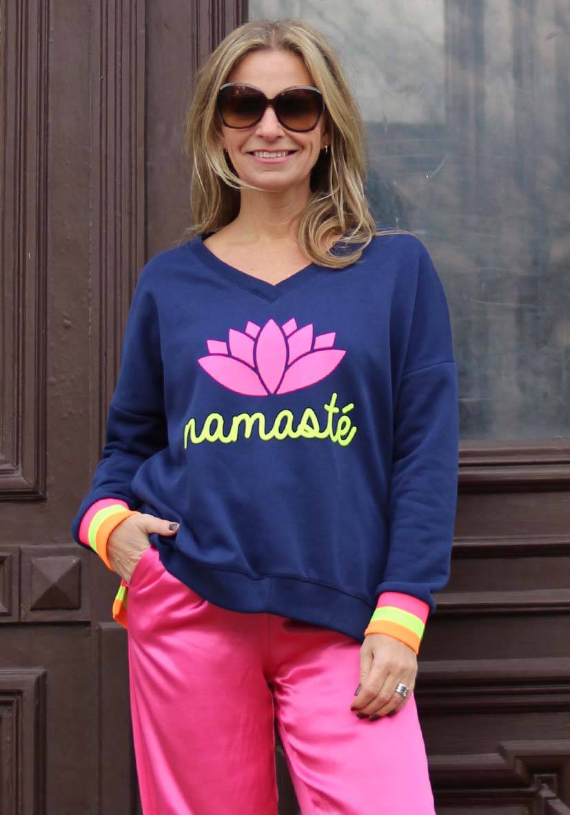 Miss Goodlife V-Neck Namasté – darkblue/neonpink/neonyellow Rabatt