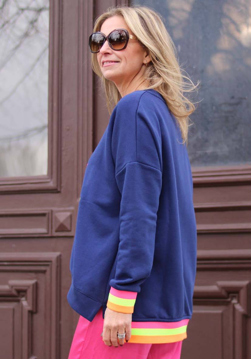 Miss Goodlife V-Neck Namasté – darkblue/neonpink/neonyellow Rabatt
