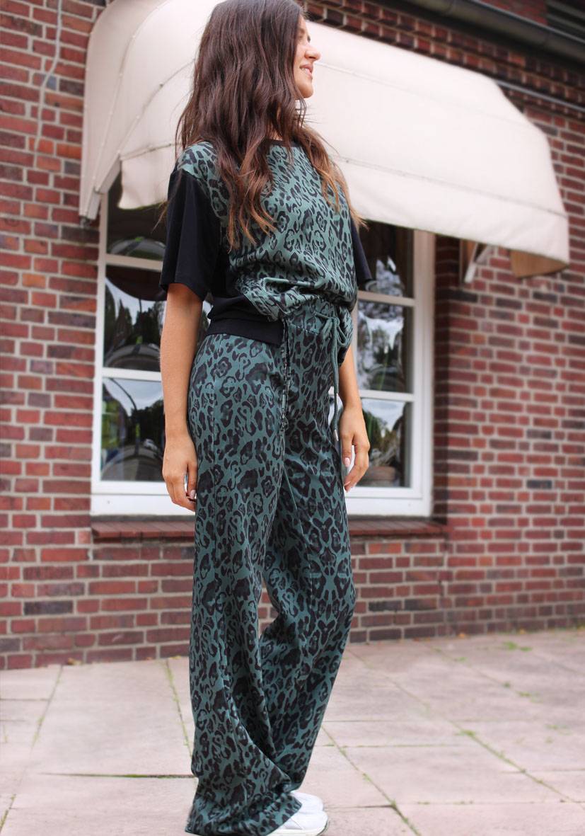 Miss Goodlife Wide Leg Pants Leo – green Lagerräumung