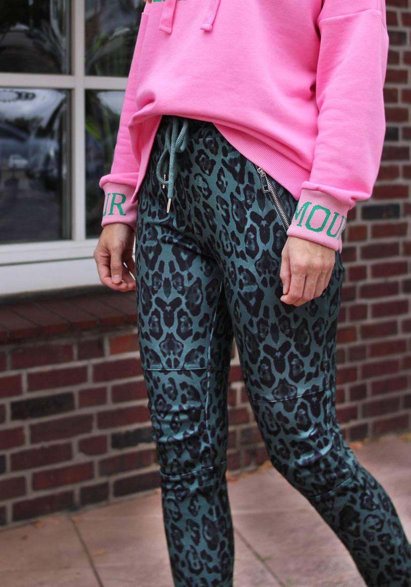 Miss Goodlife Jog-Pants Fancy Leo – green Top Angebot